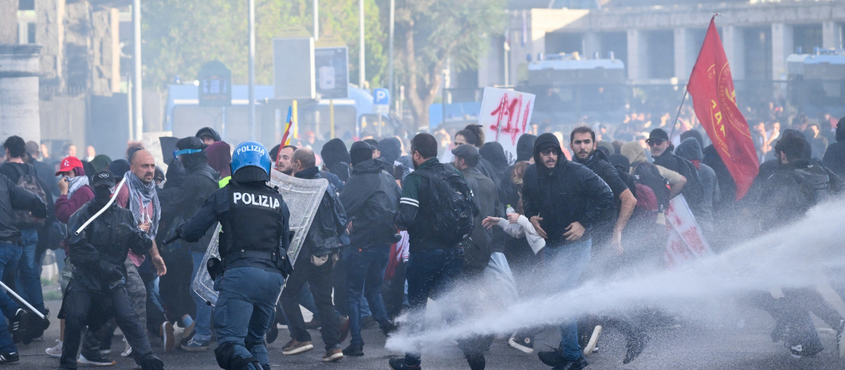 Los manifestantes chocan con agentes de la policía italiana durante una manifestación propalestina