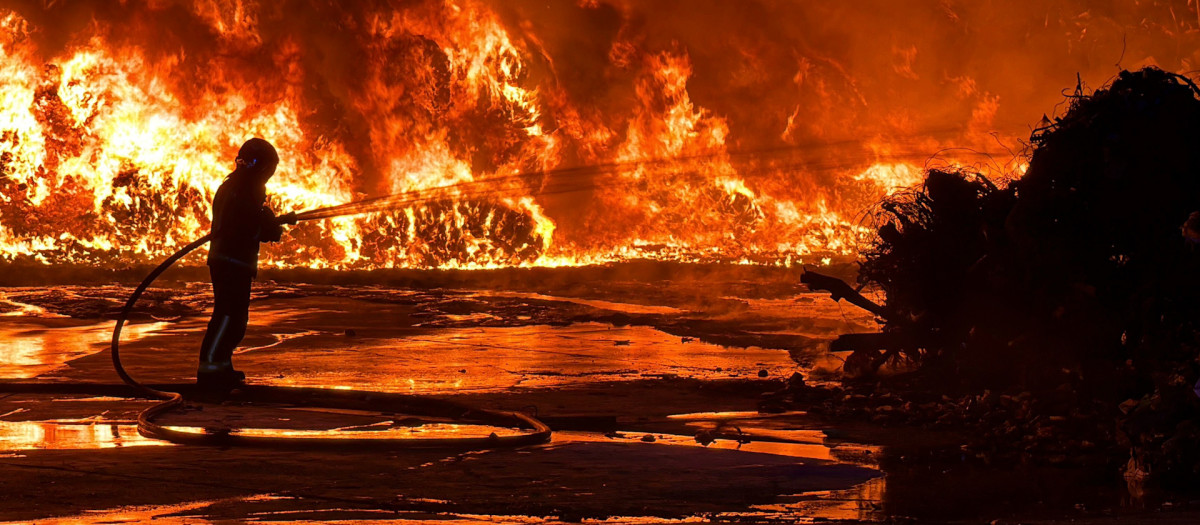 Bombero en el incendio de la planta de reciclaje de Arganda