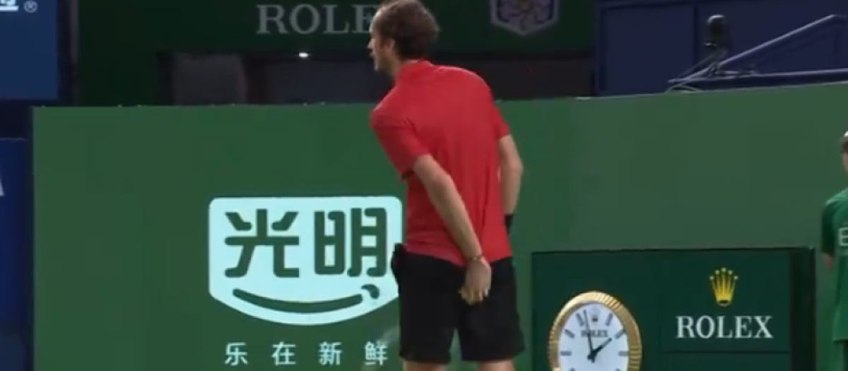 Daniil Medvedev se limpió el trasero con una pelota