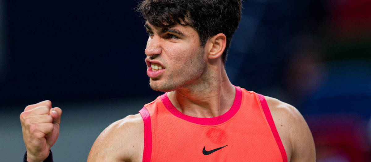 Carlos Alcaraz celebra un punto en tercera ronda del Masters 1.000 de Shanghái ante Yibing Wu