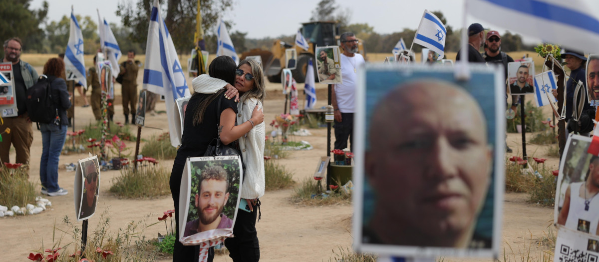 Familiares y amigos visitan el sitio conmemorativo de las víctimas asesinadas durante el festival de música Nova en los ataques de Hamas del 07 de octubre de 2023