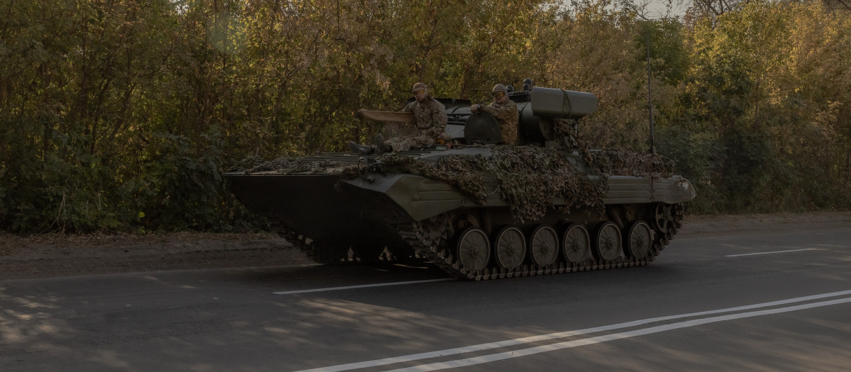 Un vehículo de combate ucraniano se desplaza en la región de Donetsk