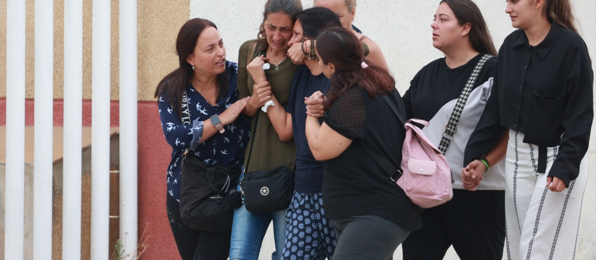 Vecinos de Guillena acuden a la capilla ardiente por la familia fallecida este domingo tras un incendio en su vivienda