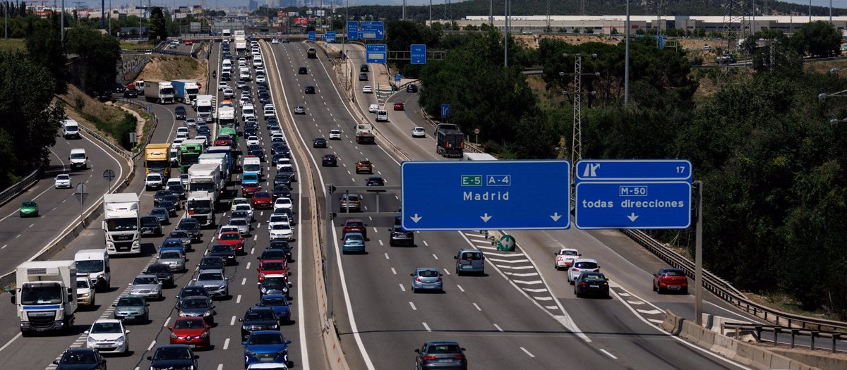 Decenas de coches en la autovia A4, en Madrid (España).