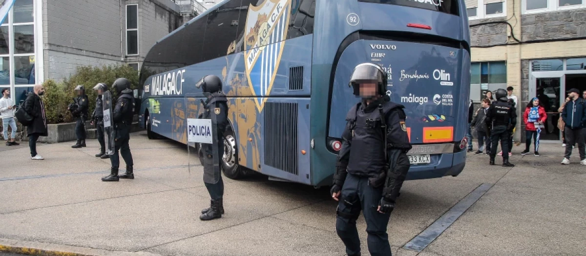 Policías protegen el autobús del Málaga en La Coruña