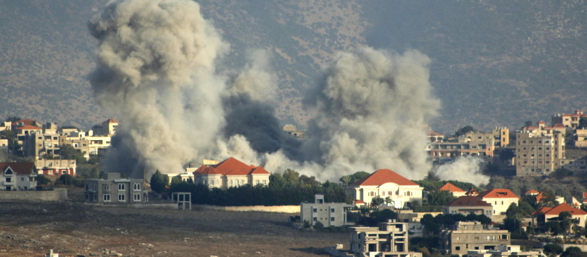 Una columna de humo se eleva desde la zona fronteriza entre el Líbano e Israel