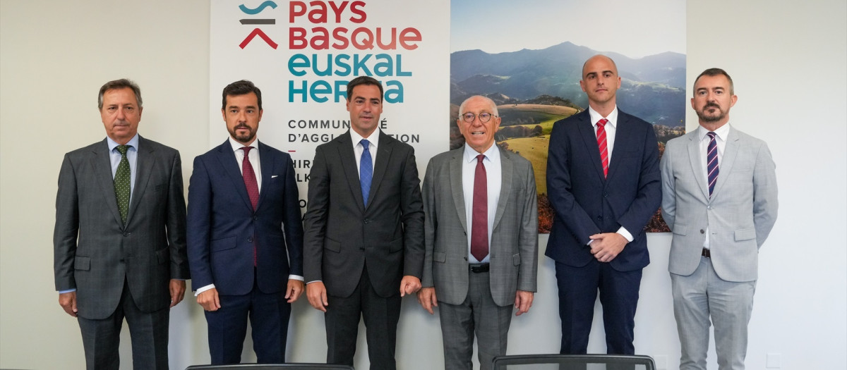 El Lehendakari, Imanol Pradales, y el presidente de la Comunidad de Iparralde, Jean René Etchegaray, reunidos en Baiona