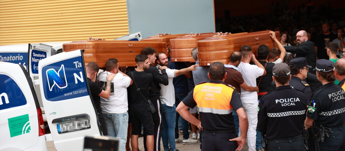 Los féretros de la familia fallecida en un incendio llegan al polideportivo de Guillena para el funeral. A 07 de octubre de 2024, en Guillena, Sevilla (Andalucía, España). Vecinos de Guillena (Sevilla) han mostrado su consternación tras la muerte de una familia de la localidad este pasado domingo al producirse un incendio en el interior de su vivienda, que se saldó con la muerte de un matrimonio y sus dos hijos de 16 y 20 años. El Pabellón Municipal 'Christian Hernández' de Guillena es la sede del duelo y de la misa funeral.

Rocío Ruz / Europa Press
07/10/2024