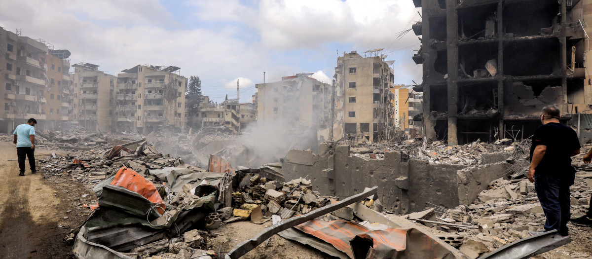 Imagen del cráter donde se encontraba un edificio derrumbado tras un ataque aéreo israelí nocturno en el barrio de Kafaat, en los suburbios del sur de Beirut