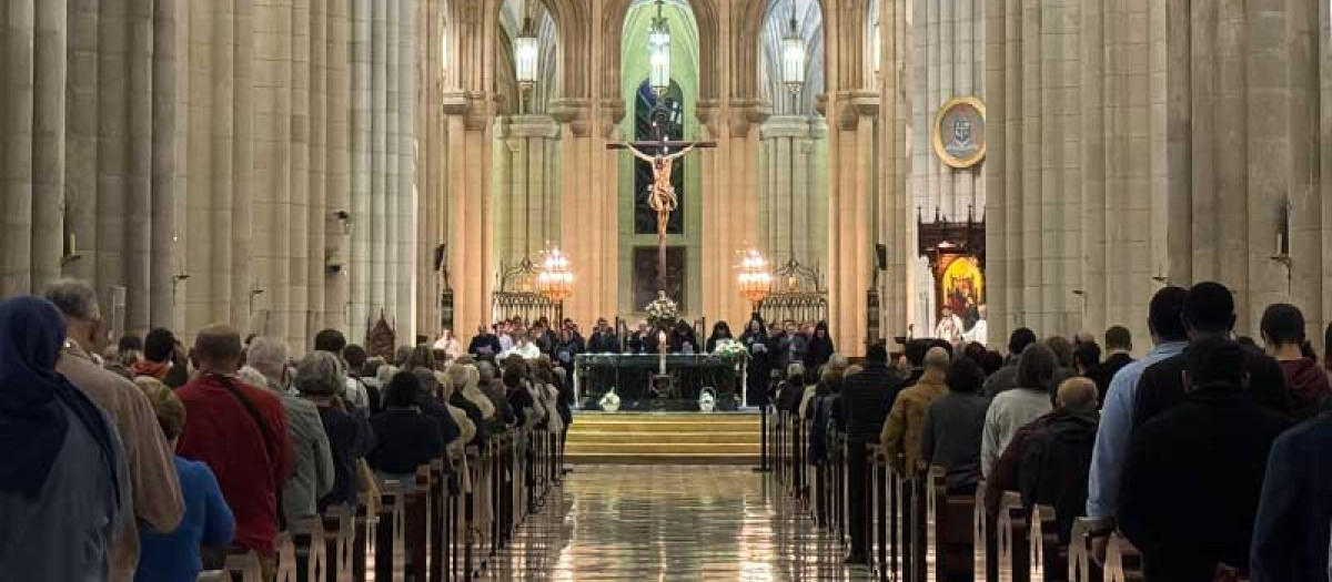 Vista de la Almudena durante la vigilia de oración de este lunes