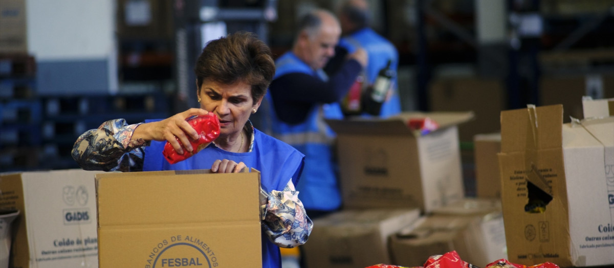 Imagen de una voluntaria de Banco de Alimentos