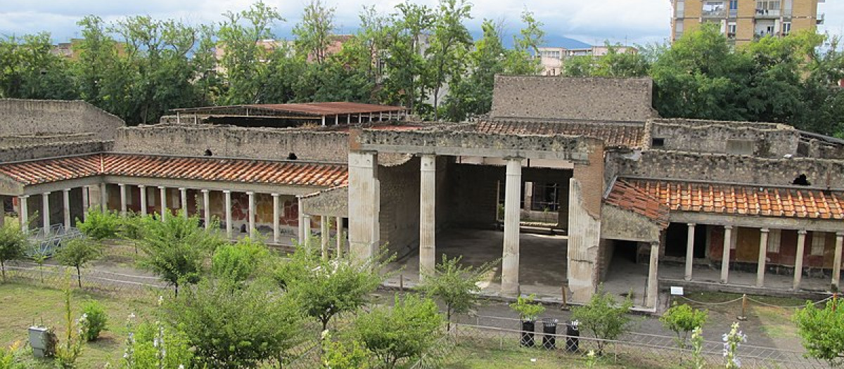 Vista de la Villa Popea en Oplontis, con los edificios modernos de Torre Annunziata al fondo