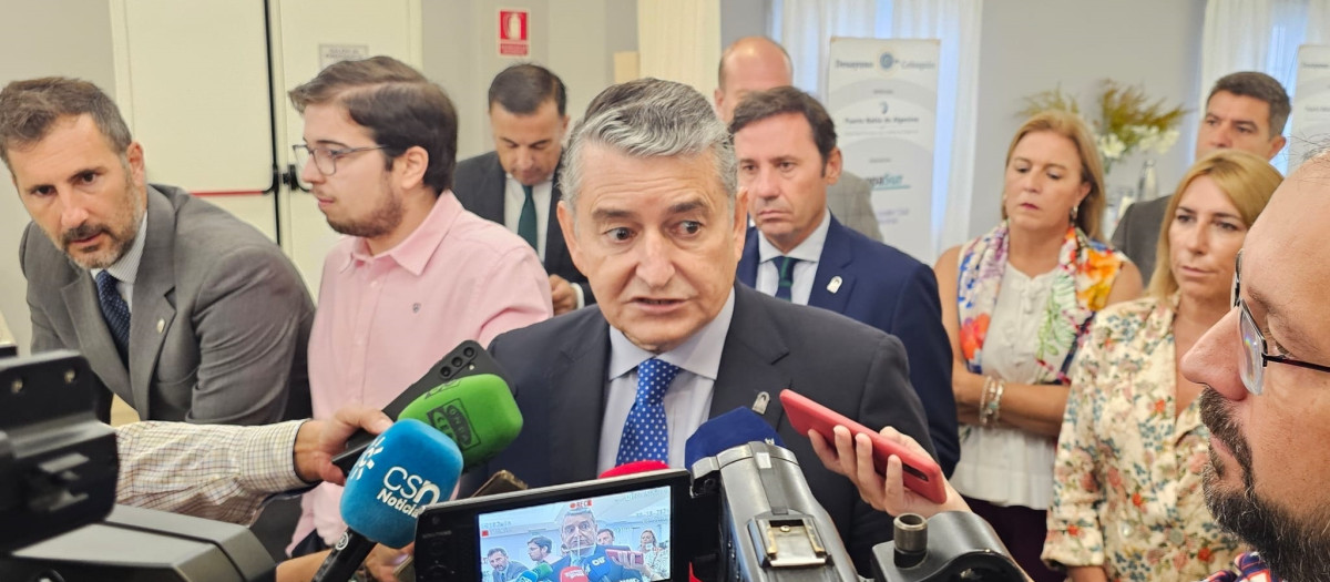 El consejero de la Presidencia, Antonio Sanz, atiende a los periodistas en Algeciras