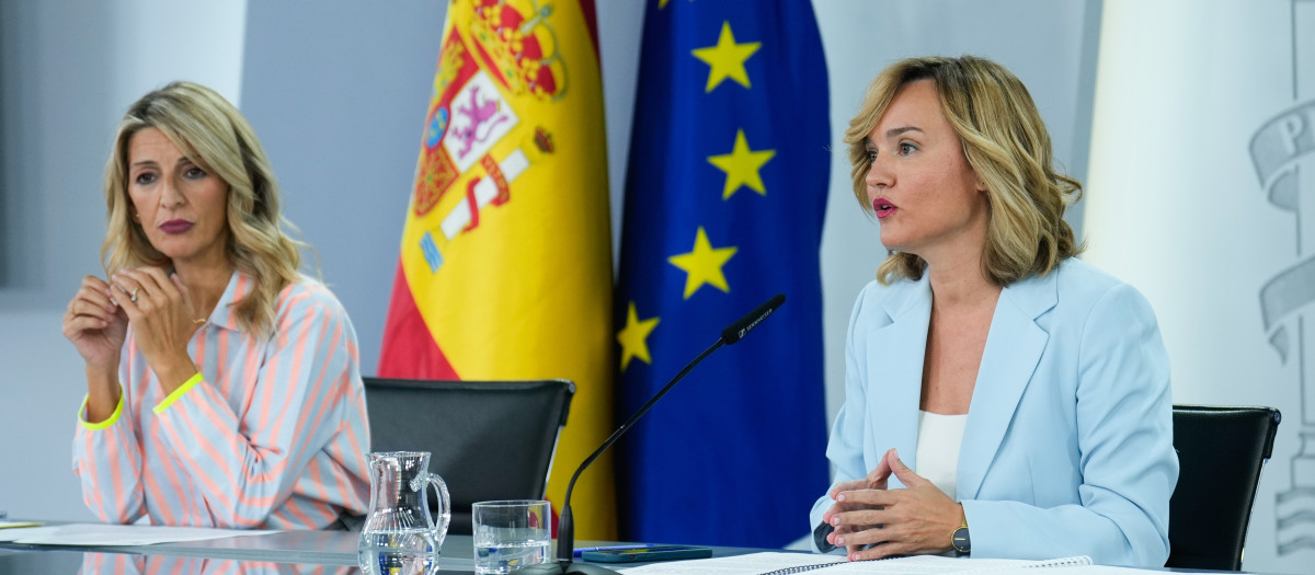 La vicepresidenta segunda y la ministra portavoz, durante la rueda de prensa