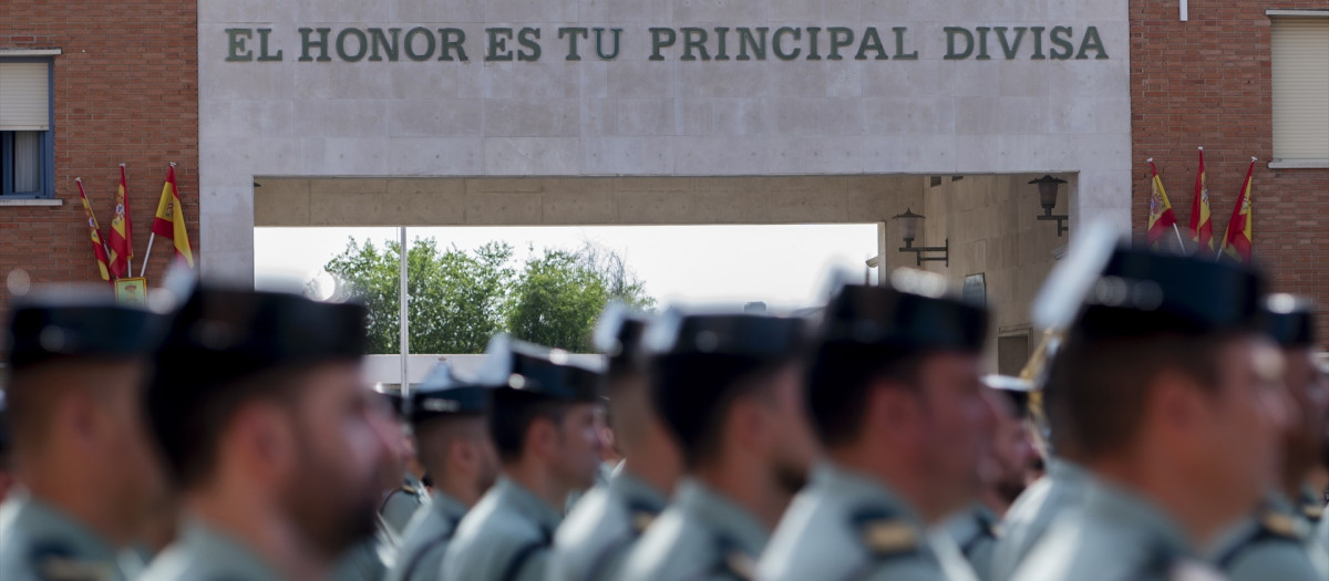 Suboficiales de la Guardia Civil hacen filas