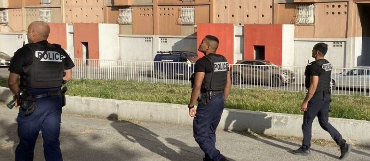 Agentes de la Policía Nacional francesa durante una redada en Marsella