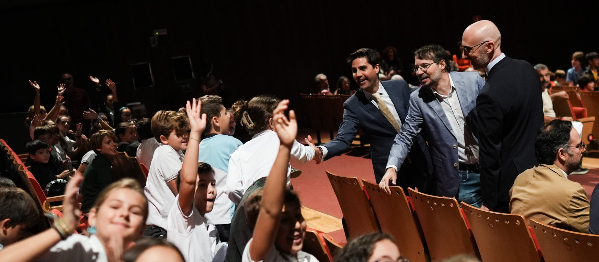 El consejero de Educación de Madrid, Emilio Viciana, con alumnos