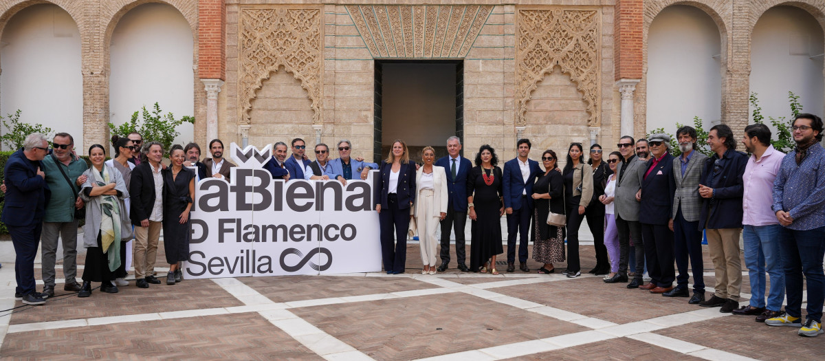 Foto de familia, con el alcalde en el centro, en el Alcázar, con motivo del balance de la Bienal.