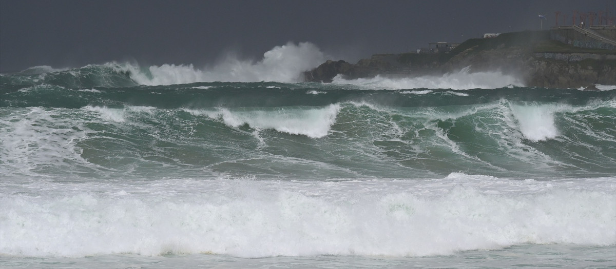 Olas durante el frente meteorológico, a 23 de febrero de 2024, en A Coruña, Galicia (España)