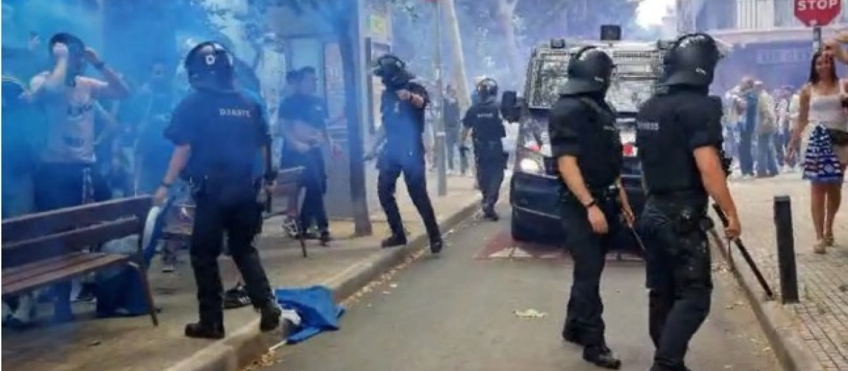 Momento del enfrentamiento entre los ultras del Espanyol y del Oviedo el pasado 23 de junio