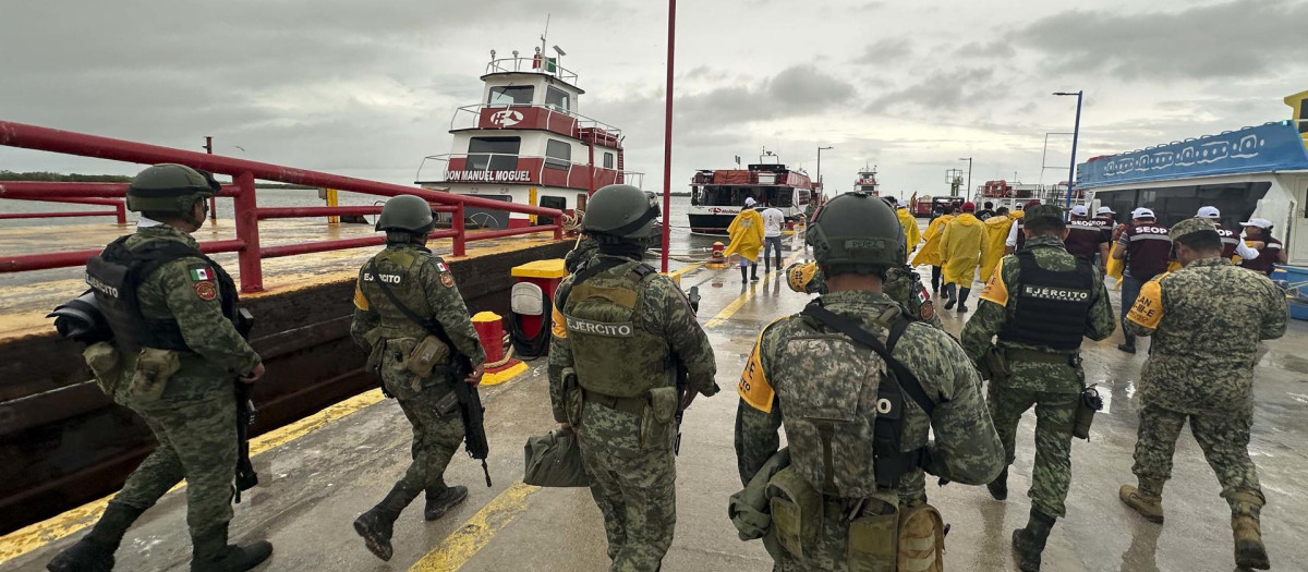 Integrantes de la Marina y del Ejército Mexicano realizan un recorrido para evaluar los daños provocados por el paso del huracán Milton