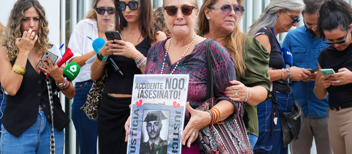 Paqui Gómez, la madre de Miguel Ángel González, uno de los agentes fallecidos por una narcolancha, atiende a los medios en los juzgados de Barbate