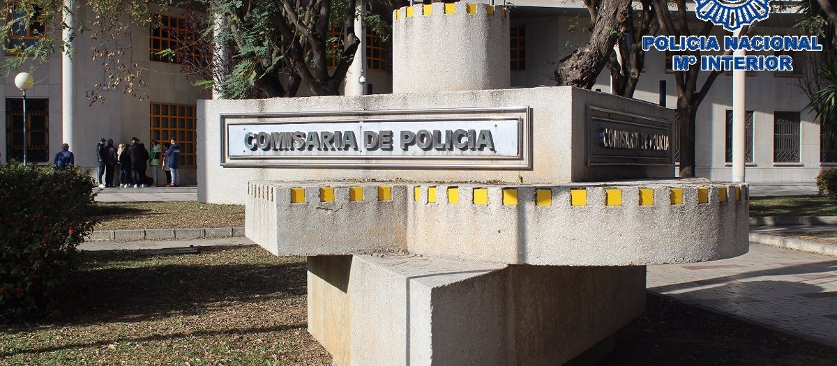 Las mujeres acudieron a la Comisaría Provincial de Málaga para interponer la denuncia contra los agentes