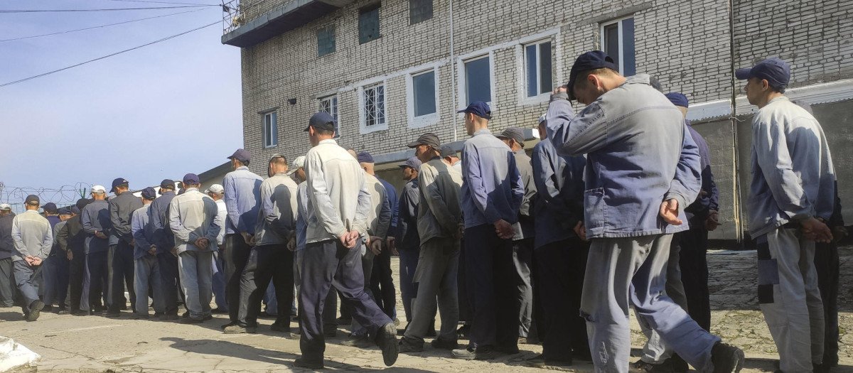 Prisioneros de guerra rusos forman fila para bajar a los búnkeres de la prisión