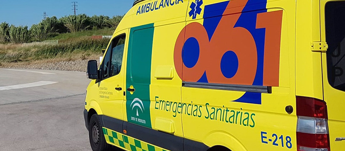 Ambulancia perteneciente a La Empresa Pública de Emergencias Sanitarias 061
SALUD 
JUNTA DE ANDALUCÍA