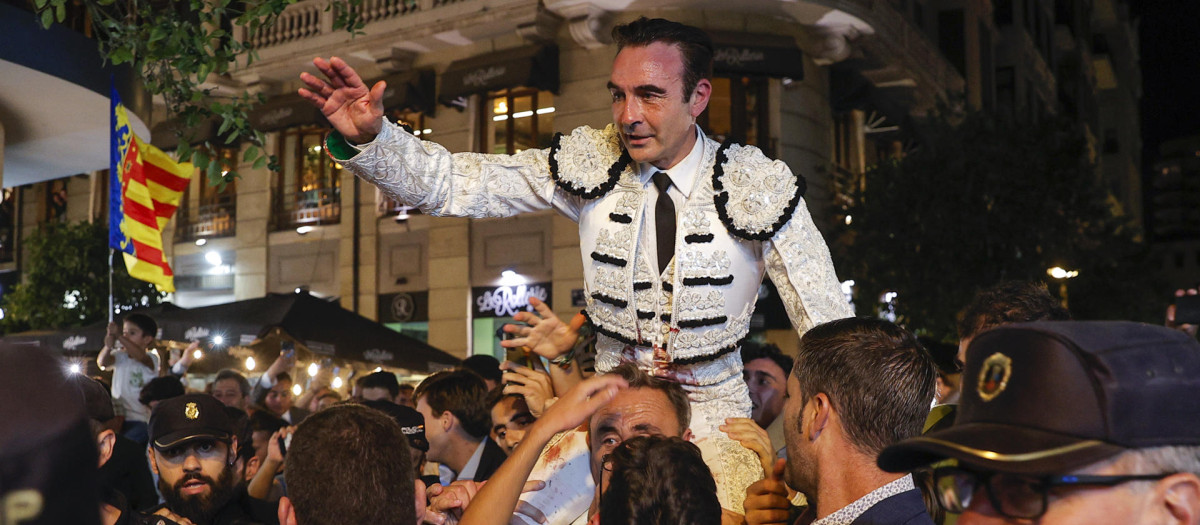 Enrique Ponce, a hombros por las calles de Valencia tras su última corrida en España