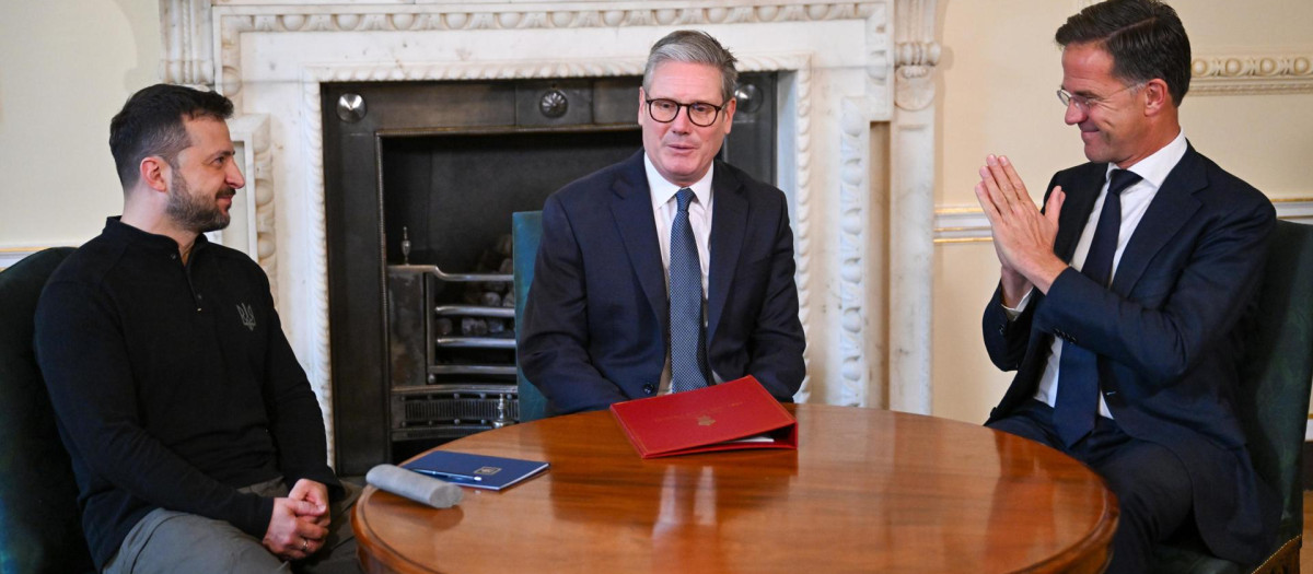 Volodimir Zelenski, con Keir Starmer y Mark Rutte en su reunión en Downing Street.