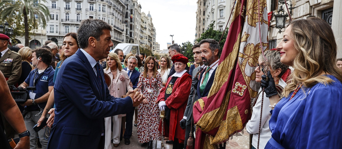 El presidente de la Generalitat Valenciana, Carlos Mazón, durante el saludo a la Real Señera valenciana