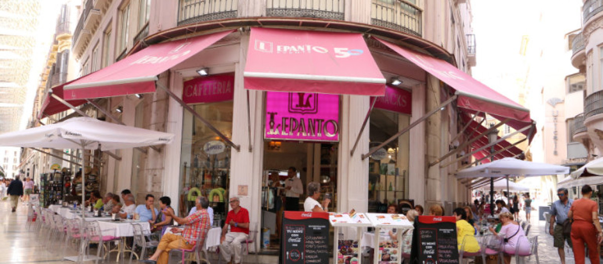 Sus toldos rosas son fácilmente reconocibles cuando se pasea por la calle Larios