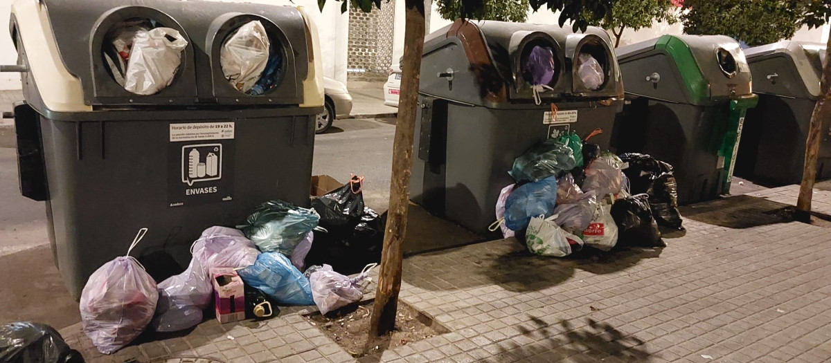 Contenedores en la calle Arcos de la Frontera