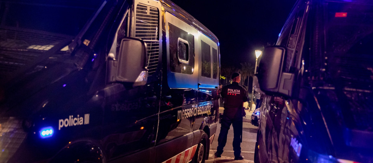 (Foto de ARCHIVO)
Mossos d'Esquadra participan en el dispositivo especial de seguridad de la noche de San Juan, a 24 de junio de 2023, en Barcelona, Catalunya (España). La ciudad de Barcelona conmemora la noche de Sant Joan, la más corta del año, principalmente en sus playas, junto al Mediterráneo. Se trata de una de las fiestas populares más arraigadas en los Països Catalans. El dispositivo específico de seguridad del ayuntamiento de Barcelona de este año se compone de unos 400 agentes de la Guàrdia Urbana además de efectivos de la Policía Portuaria y de los Mossos d'Esquadra, y se trabaja con la previsión que la fiesta movilice a unas 60.000 personas en las calles y plazas y, sobre todo, en las playas.

Kike Rincón / Europa Press
24/6/2023