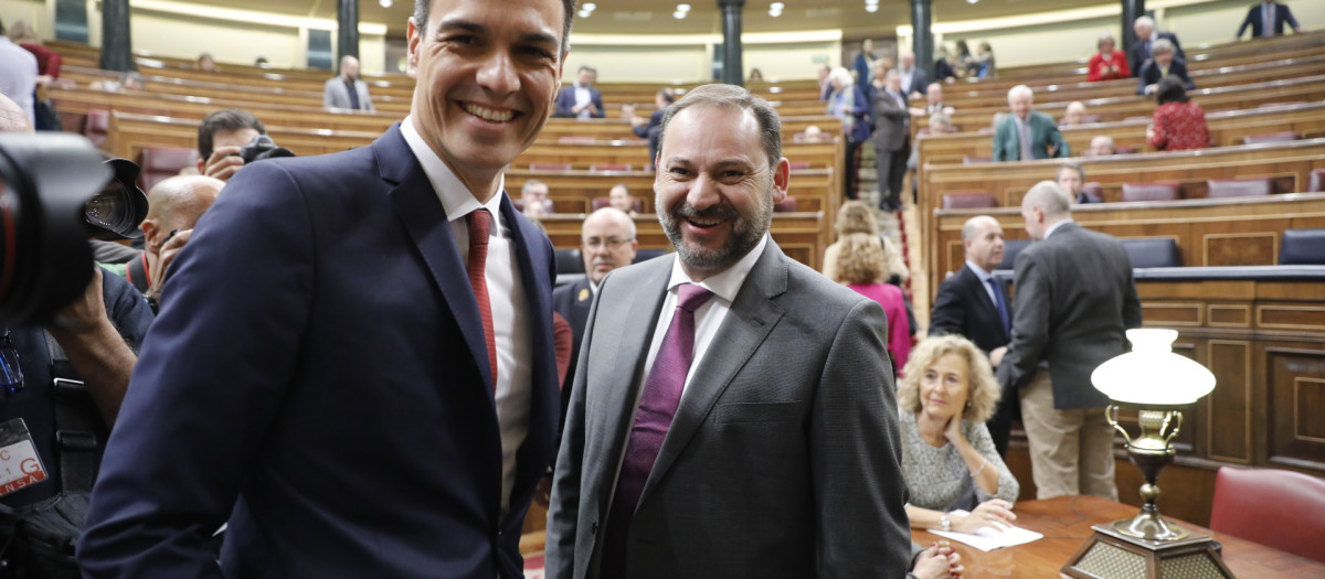 Pedro Sánchez y José Luis Ábalos, en una sesión de control al gobierno en octubre de 2018