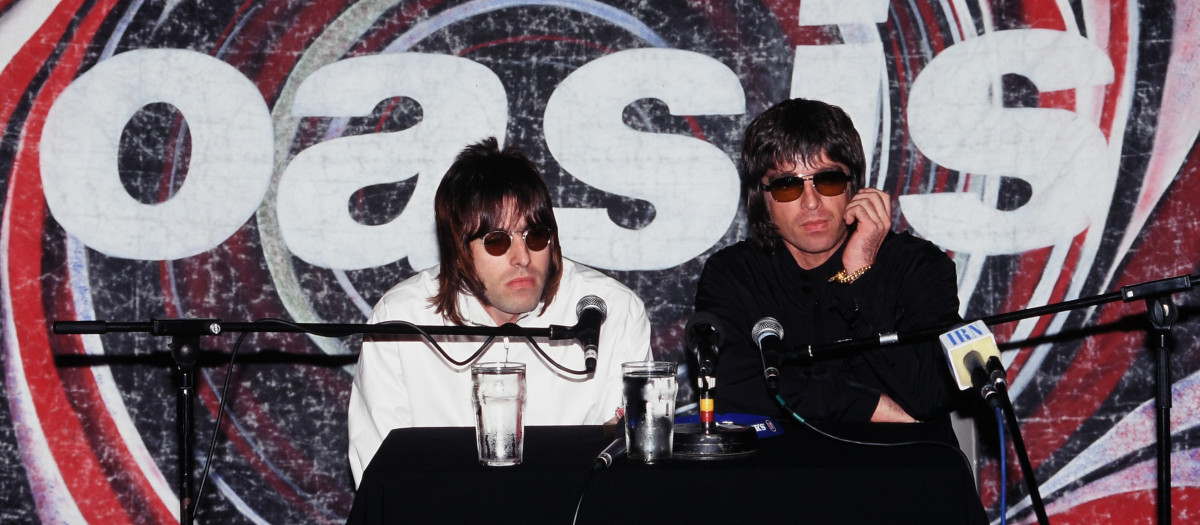 Liam y Noel Gallagher durante una rueda de prensa de Oasis en 1999