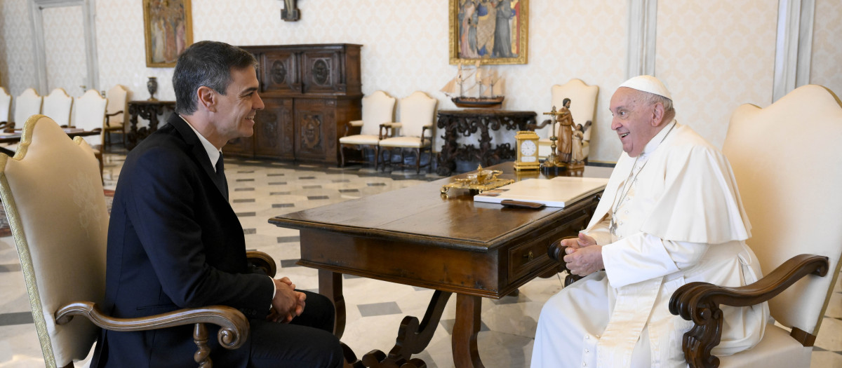 Imagen de la reunión entre Pedro Sánchez y el Papa Francisco