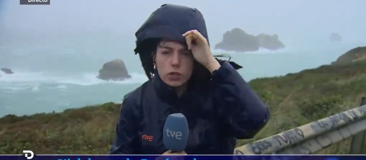 Laura Samperio, reportera de TVE, informando de la borrasca Kirk en Cantabria