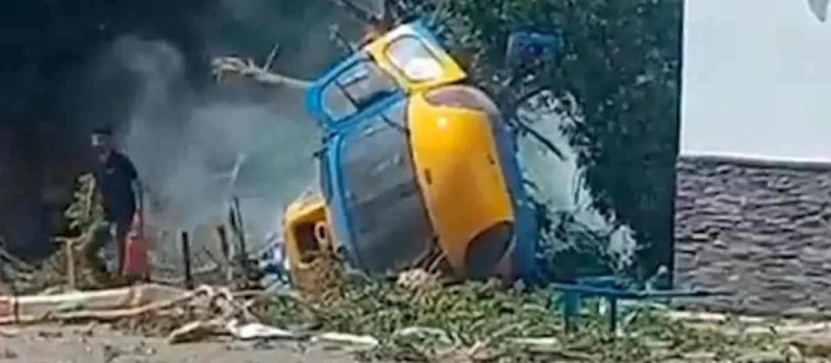 La unidad estrellada en el aparcamiento de un restaurante de carretera