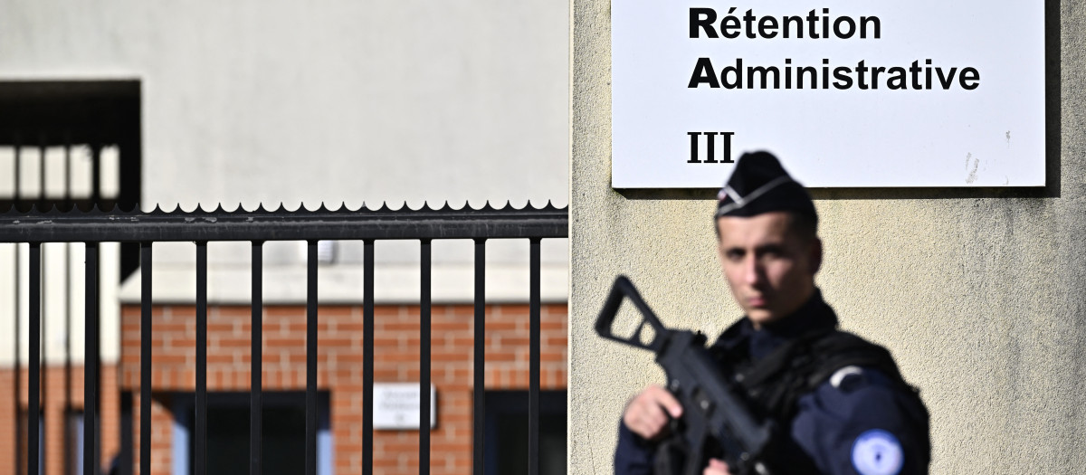 Un policía francés realiza guardia en el exterior de un Centro de retención de inmigrantes