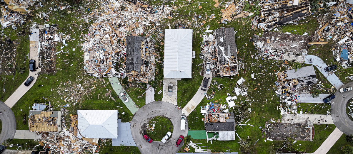 Vista aérea de casas destruidas en Port St Lucie, Florida, después de que el huracán Milton azotara la zona y causara graves daños