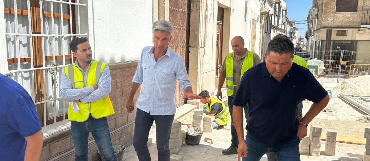 Andrés Lorite comprueba el estado de las obras en la calle Sebastián