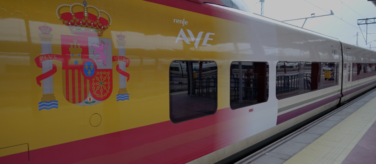 Tren de Renfe con la bandera de España