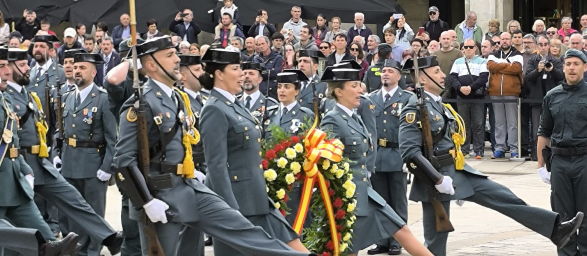 La Guardia Civil de Vitoria desfila por las calles de la ciudad