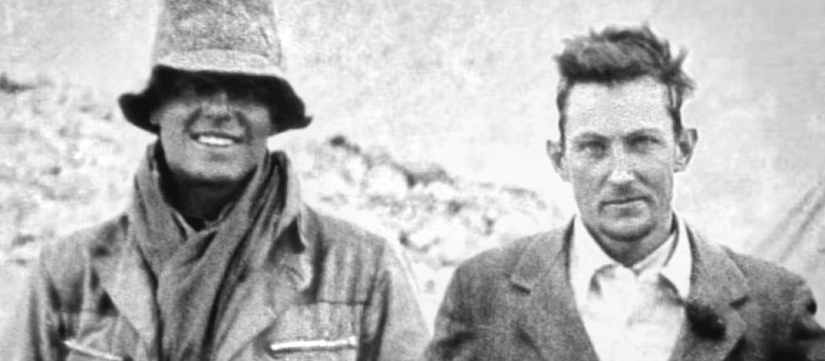 Irvine (con gorro) y Mallory en 1924 antes de atacar la cumbre del Everest