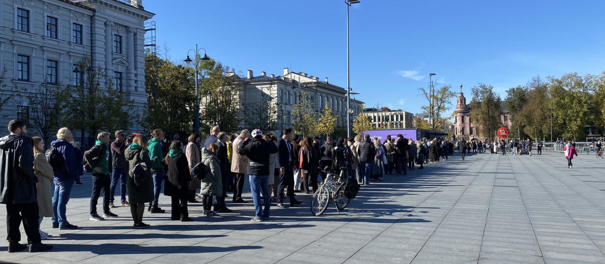 Ciudadanos lituanos hacen fila para votar de manera anticipada en las elecciones legislativas