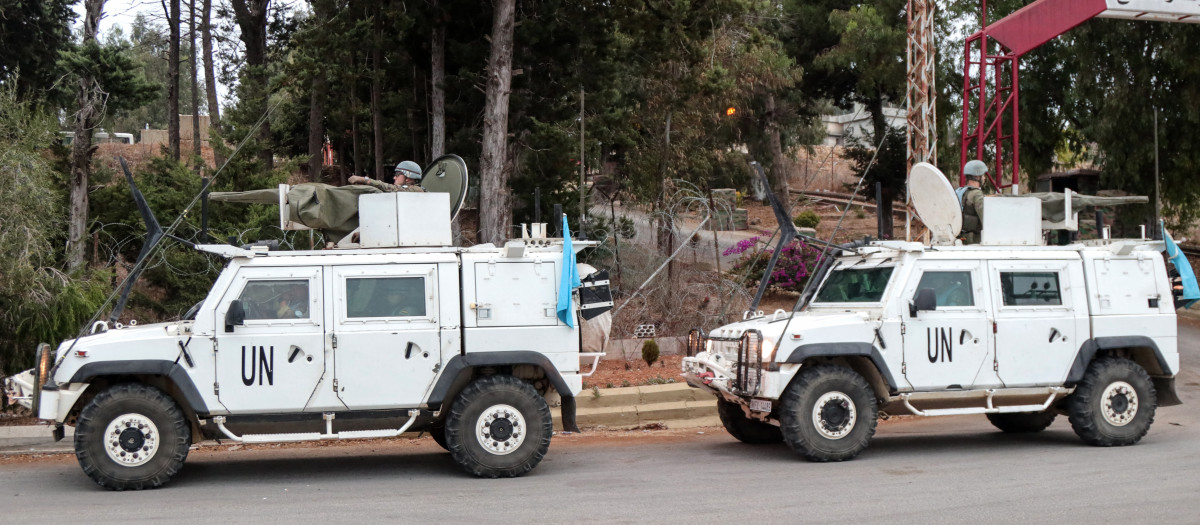 Vehículos de Finul, la misión de la ONU en Líbano se desplazan cerca de la frontera con Israel