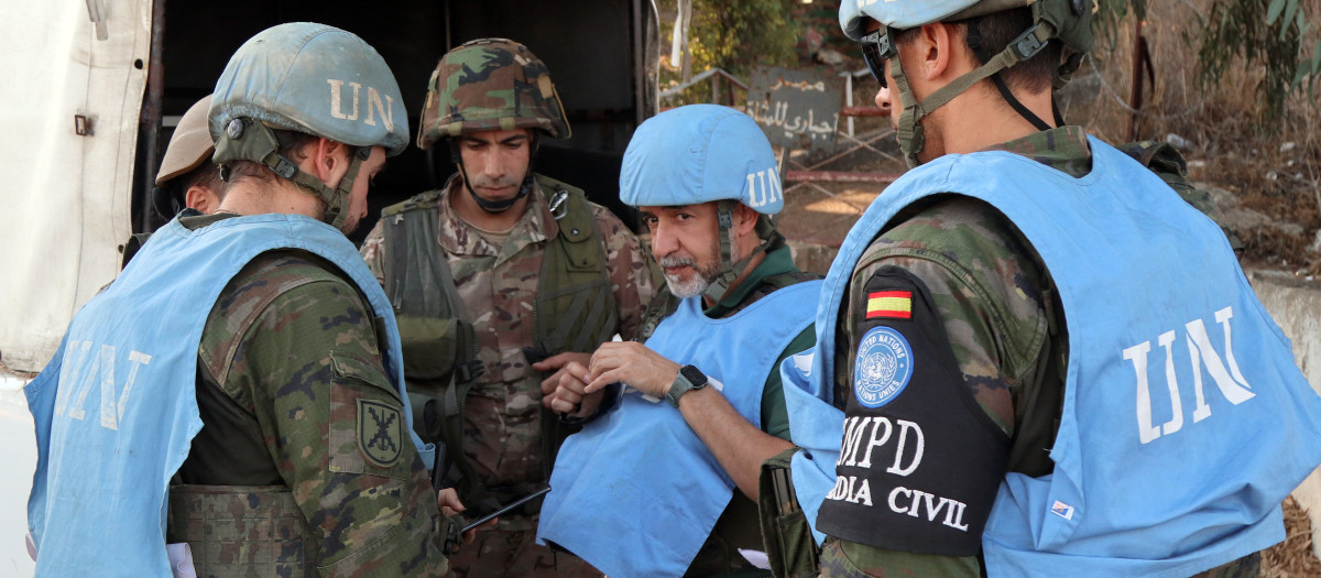 Los cascos azules españoles de la misión de la ONU coordinan su patrulla con el ejército libanés, en Marjayoun, en el sur del LíbanO