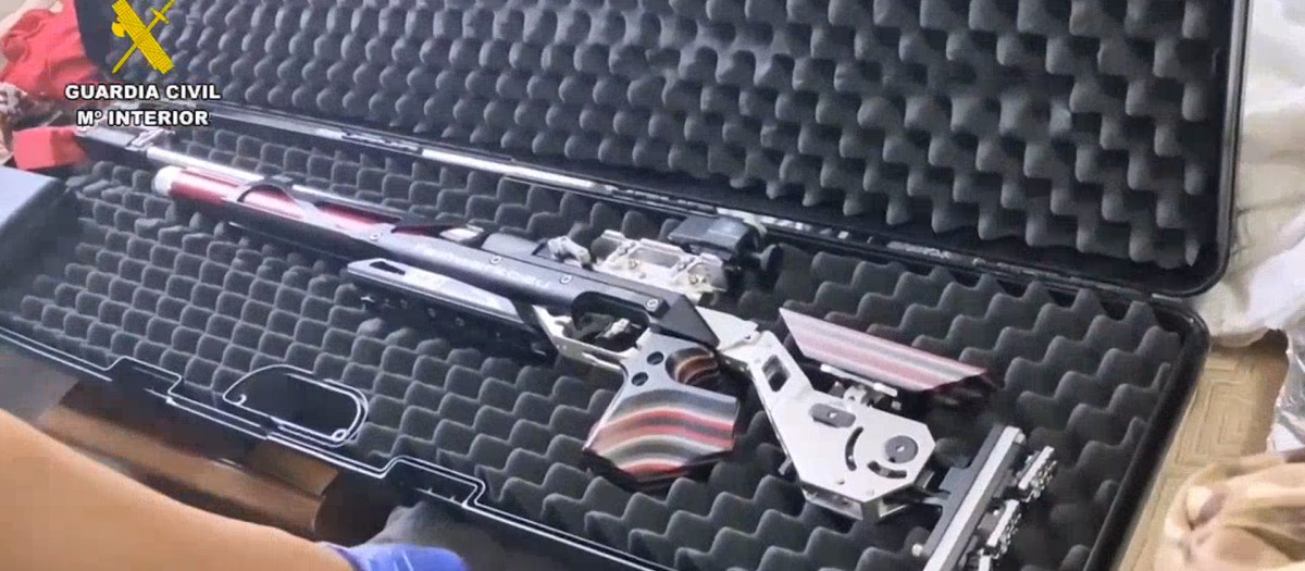 Subfusil incautado al líder de la organización